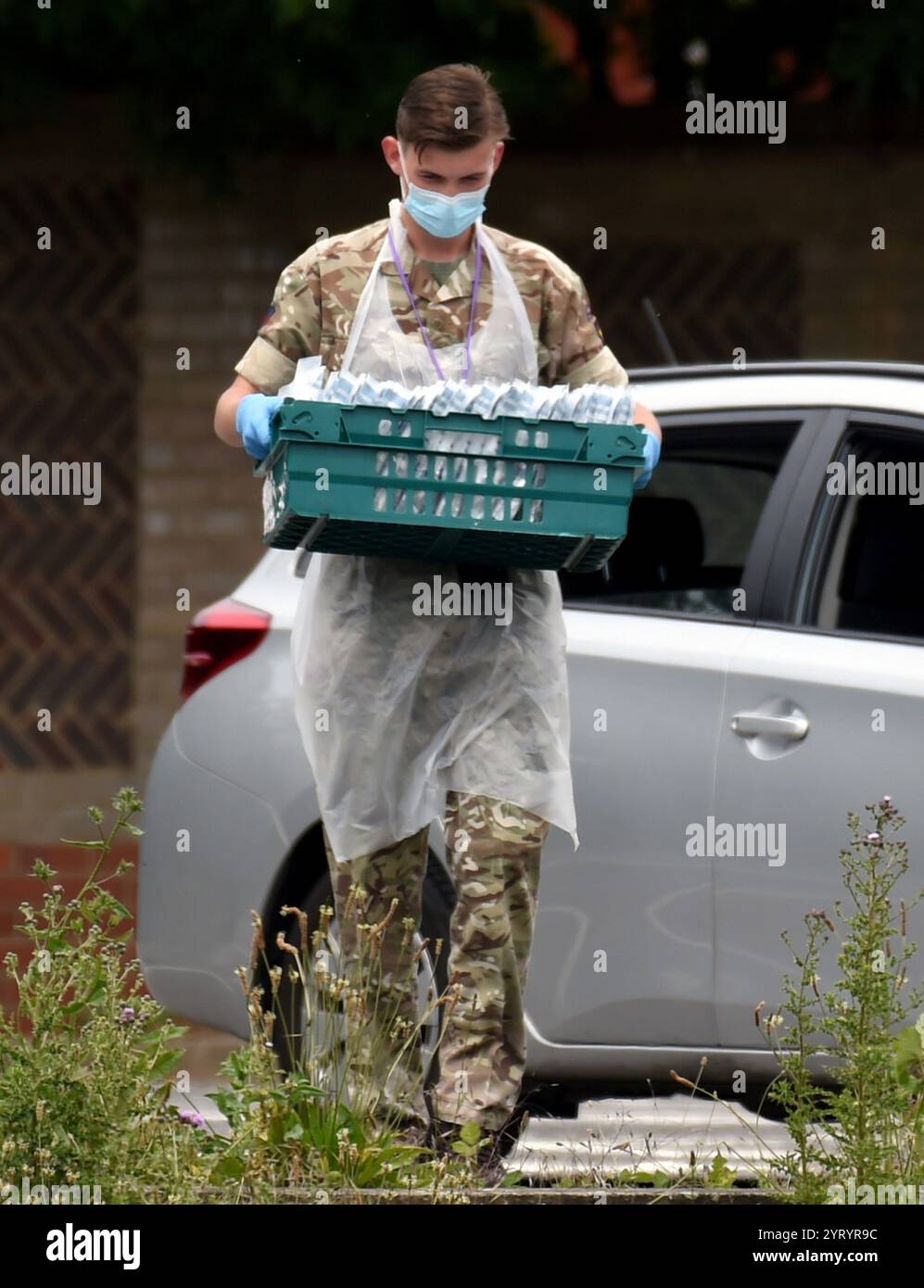 Medici dell'esercito utilizzati in una stazione di test Corona virus in Inghilterra, durante Lockdown. Inghilterra, nella pandemia di Corona virus. 8 giugno 2020. La pandemia di COVID-19 si è diffusa nel Regno Unito alla fine di gennaio 2020. Al 28 giugno 2020 vi erano stati 311.151 casi confermati e 43.550 decessi di casi confermati. La giornata della vittoria in Europa è la giornata che celebra l'accettazione formale da parte degli Alleati della seconda guerra mondiale della resa incondizionata della Germania nazista alle sue forze armate martedì 8 maggio 1945, segnando la fine della seconda guerra mondiale in Europa. Foto Stock