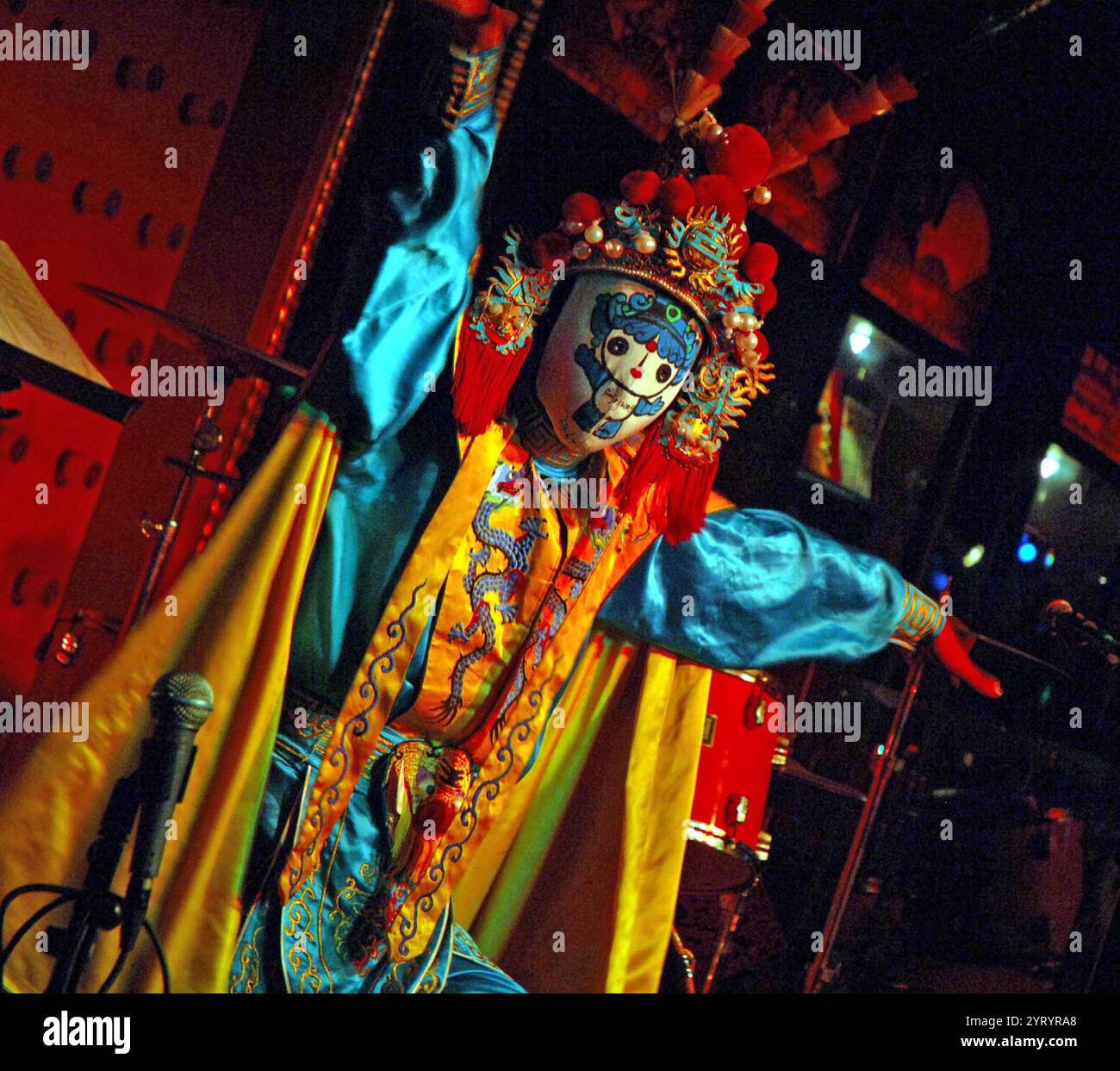 Esecutore d'opera tradizionale cinese. Il teatro musicale in Cina è una fusione di varie forme d'arte che esistevano nell'antica Cina, e si sono evolute gradualmente nel corso di oltre mille anni, raggiungendo la sua forma matura nel XIII secolo durante la dinastia Song (960?1279). Foto Stock