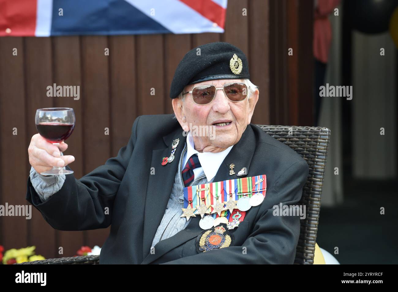 Don Sheppard, veterano della seconda guerra mondiale, 100 anni il 4 maggio 2020. Il veterano del D-Day Don Sheppard, prese parte agli sbarchi in Normandia, alla campagna nordafricana contro Rommel e alle battaglie attraverso la Sicilia e al D-Day a Juno Beach. Foto Stock