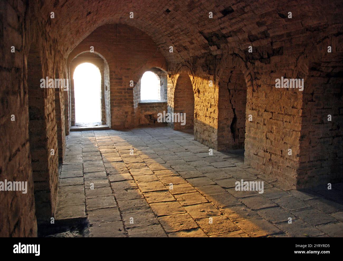 La grande Muraglia Cinese una serie di sistemi di fortificazione generalmente costruiti attraverso i confini storici settentrionali della Cina per proteggere e consolidare i territori degli stati e degli imperi cinesi contro vari gruppi nomadi della steppa e delle loro comunità. Diverse mura furono costruite già nel VII secolo a.C. dagli antichi stati cinesi. Le sezioni più note del muro furono costruite dalla dinastia Ming (1368?1644). Foto Stock