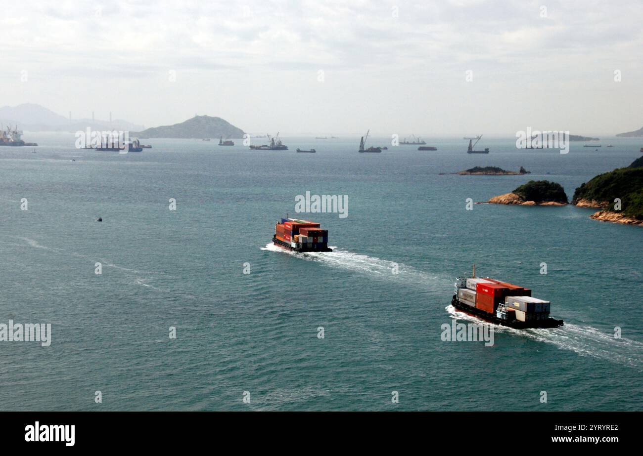 Hong Kong spedizione 2011. Hong Kong Special Administrative Region of the People's Republic of China (HKSAR) è un'area metropolitana e una regione amministrativa speciale della Repubblica popolare cinese. Con oltre 7,5 milioni di persone, Hong Kong è uno dei luoghi più densamente popolati al mondo. Hong Kong divenne una colonia dell'Impero britannico dopo che l'Impero Qing cedette l'isola di Hong Kong alla fine della prima guerra dell'oppio nel 1842. L'intero territorio fu trasferito alla Cina nel 1997. Come regione amministrativa speciale, Hong Kong mantiene sistemi di governo ed economici separati da quello di mai Foto Stock