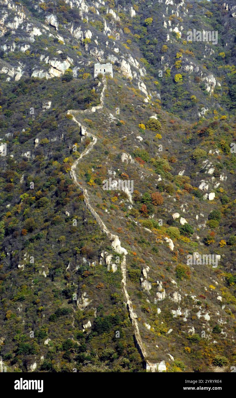 La grande Muraglia Cinese una serie di sistemi di fortificazione generalmente costruiti attraverso i confini storici settentrionali della Cina per proteggere e consolidare i territori degli stati e degli imperi cinesi contro vari gruppi nomadi della steppa e delle loro comunità. Diverse mura furono costruite già nel VII secolo a.C. dagli antichi stati cinesi. Le sezioni più note del muro furono costruite dalla dinastia Ming (1368?1644). Foto Stock
