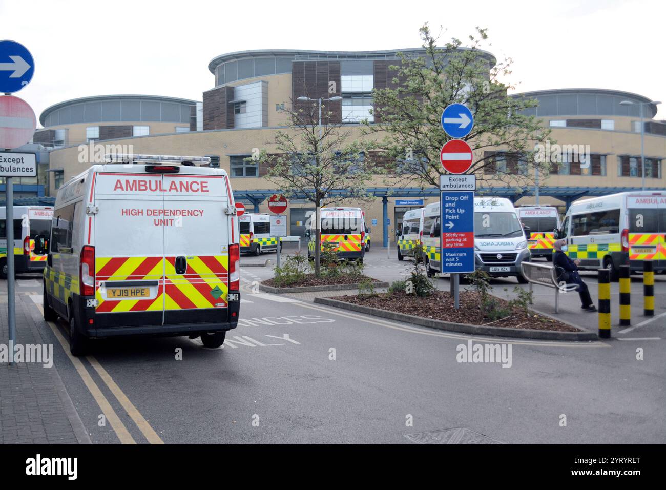 Gli ospedali del Regno Unito ammettono pazienti Corona virus in ambulanza. 16 aprile 2020. Durante la pandemia globale della malattia da Coronavirus 2019 (COVID-19), che si è diffusa nel Regno Unito nel gennaio 2020. Foto Stock