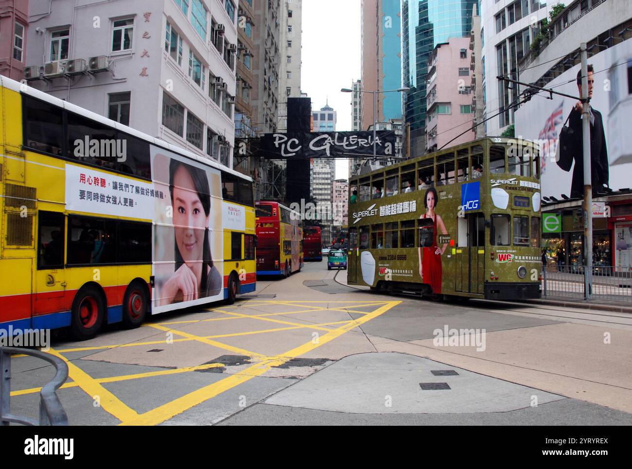 Scena di Hong Kong Street 2011. Hong Kong Special Administrative Region of the People's Republic of China (HKSAR) è un'area metropolitana e una regione amministrativa speciale della Repubblica popolare cinese. Con oltre 7,5 milioni di persone, Hong Kong è uno dei luoghi più densamente popolati al mondo. Hong Kong divenne una colonia dell'Impero britannico dopo che l'Impero Qing cedette l'isola di Hong Kong alla fine della prima guerra dell'oppio nel 1842. L'intero territorio fu trasferito alla Cina nel 1997. Come regione amministrativa speciale, Hong Kong mantiene sistemi di governo ed economici separati da quelli di Foto Stock