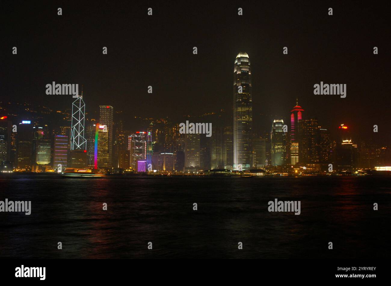 Orizzonte di Hong Kong 2011. Hong Kong Special Administrative Region of the People's Republic of China (HKSAR) è un'area metropolitana e una regione amministrativa speciale della Repubblica popolare cinese. Con oltre 7,5 milioni di persone, Hong Kong è uno dei luoghi più densamente popolati al mondo. Hong Kong divenne una colonia dell'Impero britannico dopo che l'Impero Qing cedette l'isola di Hong Kong alla fine della prima guerra dell'oppio nel 1842. L'intero territorio fu trasferito alla Cina nel 1997. Come regione amministrativa speciale, Hong Kong mantiene sistemi di governo ed economici separati da quelli principali Foto Stock