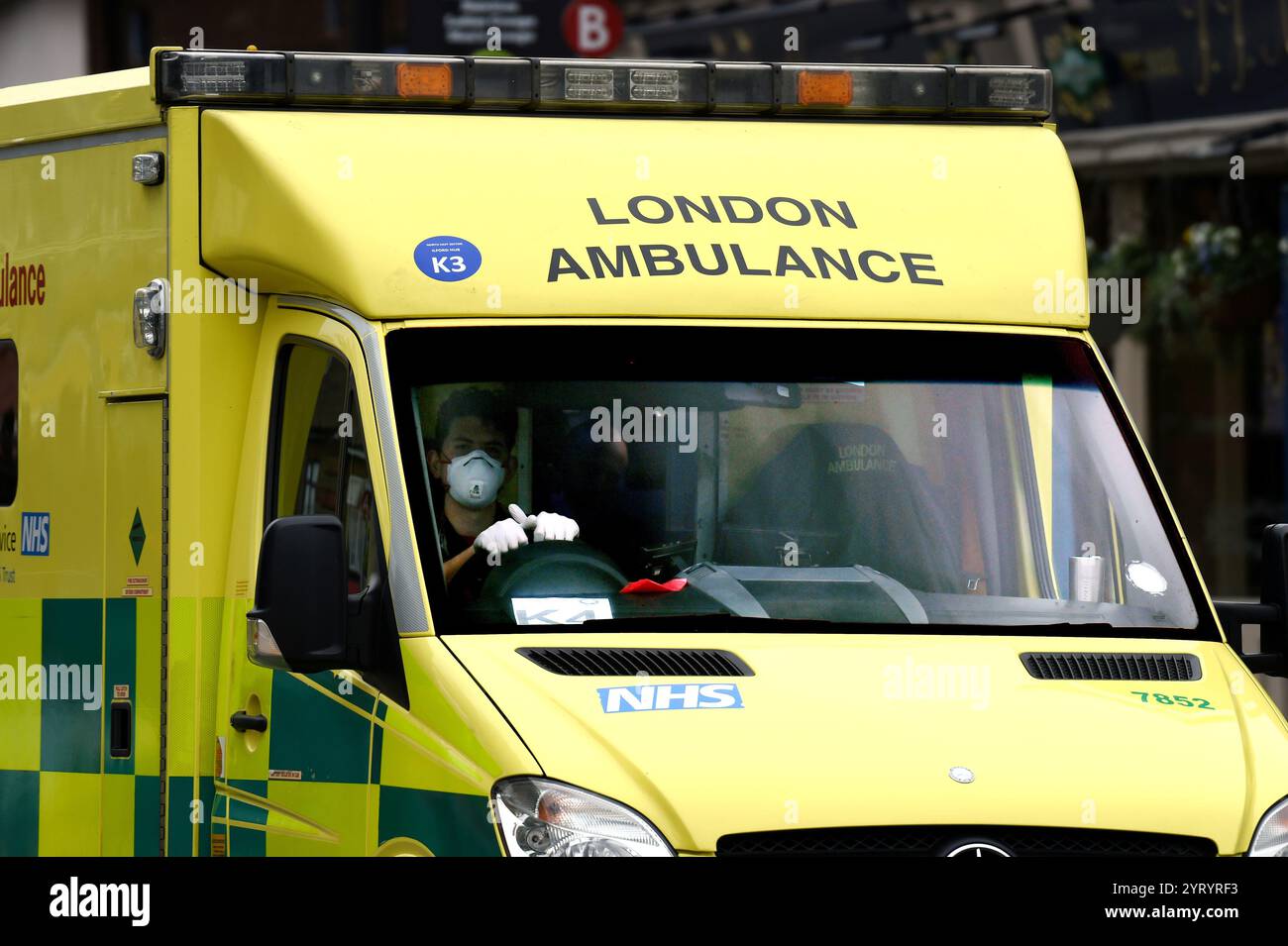 Gli ospedali del Regno Unito ammettono pazienti Corona virus in ambulanza. 16 aprile 2020. Durante la pandemia globale della malattia da Coronavirus 2019 (COVID-19), che si è diffusa nel Regno Unito nel gennaio 2020. Foto Stock