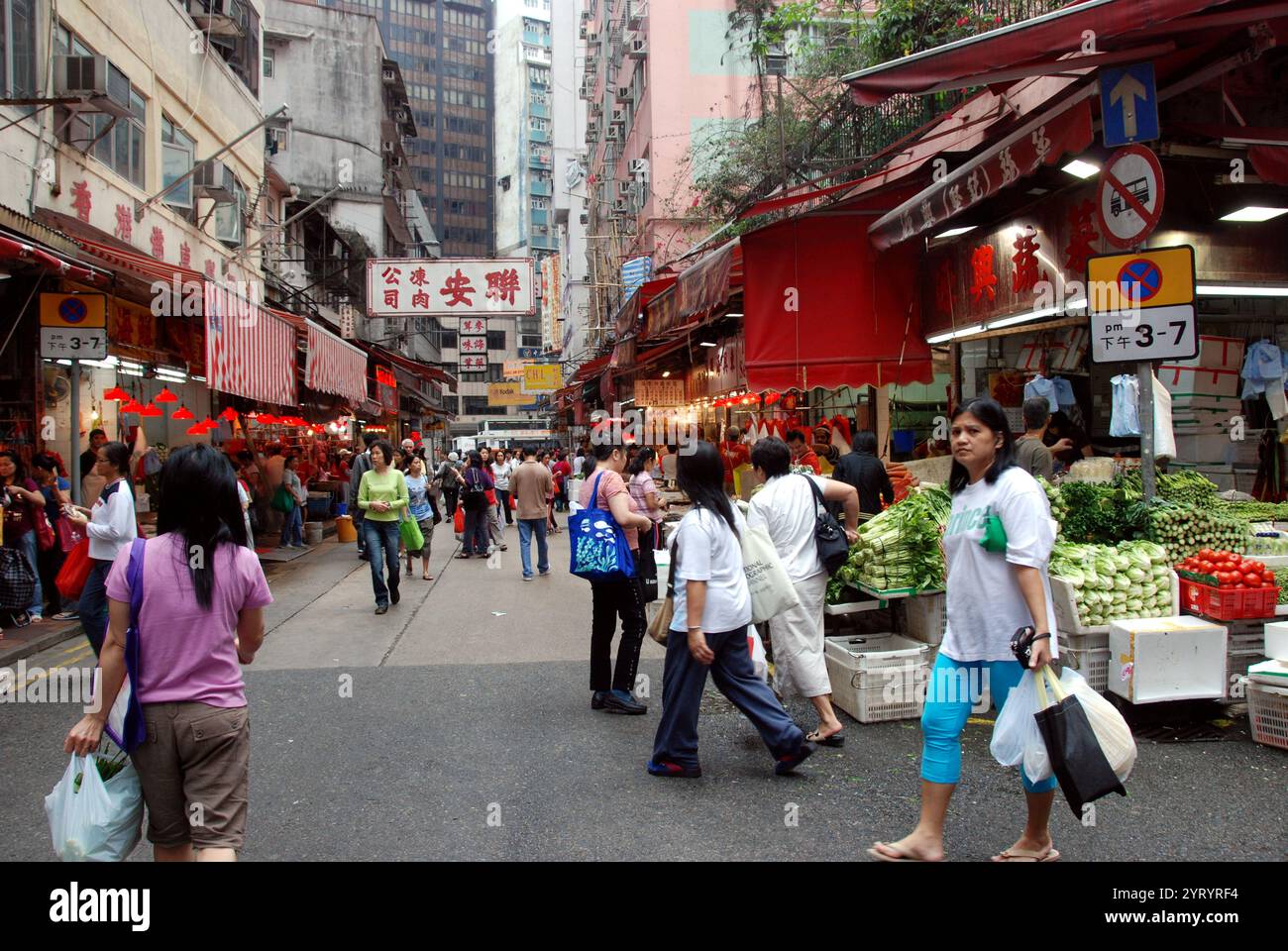 Scena di Hong Kong Street 2011. Hong Kong Special Administrative Region of the People's Republic of China (HKSAR) è un'area metropolitana e una regione amministrativa speciale della Repubblica popolare cinese. Con oltre 7,5 milioni di persone, Hong Kong è uno dei luoghi più densamente popolati al mondo. Hong Kong divenne una colonia dell'Impero britannico dopo che l'Impero Qing cedette l'isola di Hong Kong alla fine della prima guerra dell'oppio nel 1842. L'intero territorio fu trasferito alla Cina nel 1997. Come regione amministrativa speciale, Hong Kong mantiene sistemi di governo ed economici separati da quelli di Foto Stock