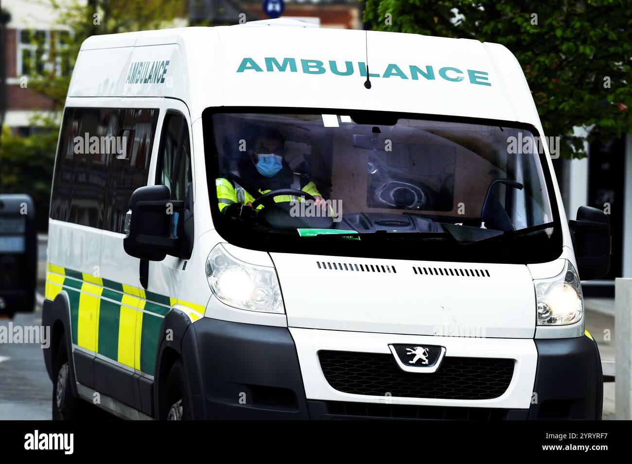 Gli ospedali del Regno Unito ammettono pazienti Corona virus in ambulanza. 16 aprile 2020. Durante la pandemia globale della malattia da Coronavirus 2019 (COVID-19), che si è diffusa nel Regno Unito nel gennaio 2020. Foto Stock
