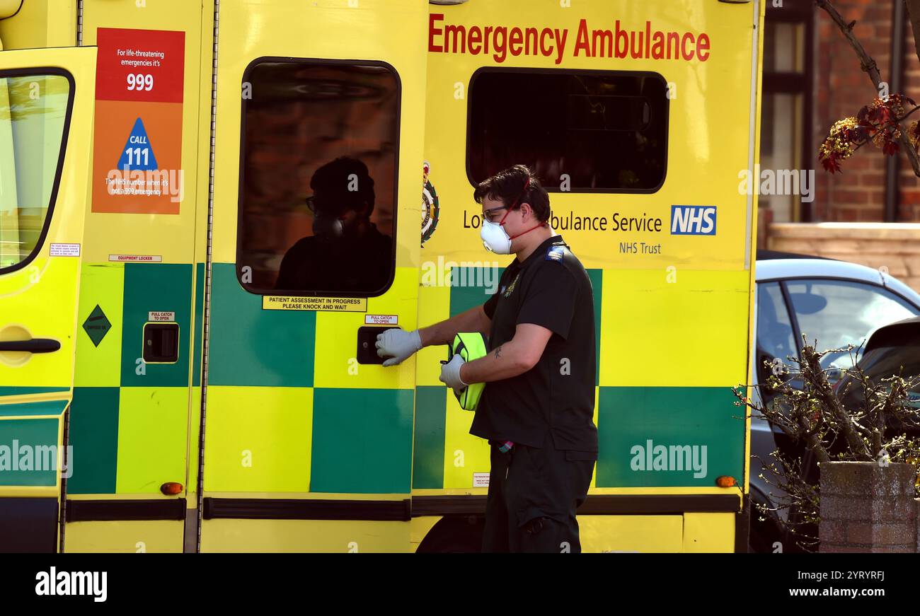 Gli ospedali del Regno Unito ammettono pazienti Corona virus in ambulanza. 16 aprile 2020. Durante la pandemia globale della malattia da Coronavirus 2019 (COVID-19), che si è diffusa nel Regno Unito nel gennaio 2020. Foto Stock