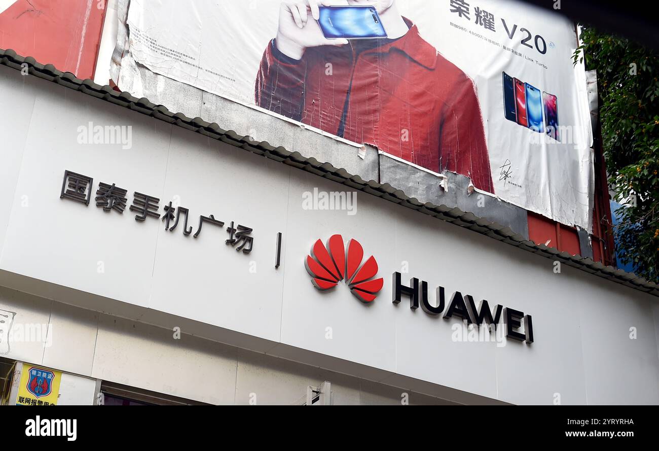 Huawei Technologies Co., Ltd. È una multinazionale cinese di tecnologia. Fornisce apparecchiature di telecomunicazione e vende elettronica di consumo, smartphone ed ha sede a Shenzhen, Guangdong. L'azienda è stata fondata nel 1987 da Ren Zhengfei, Foto Stock
