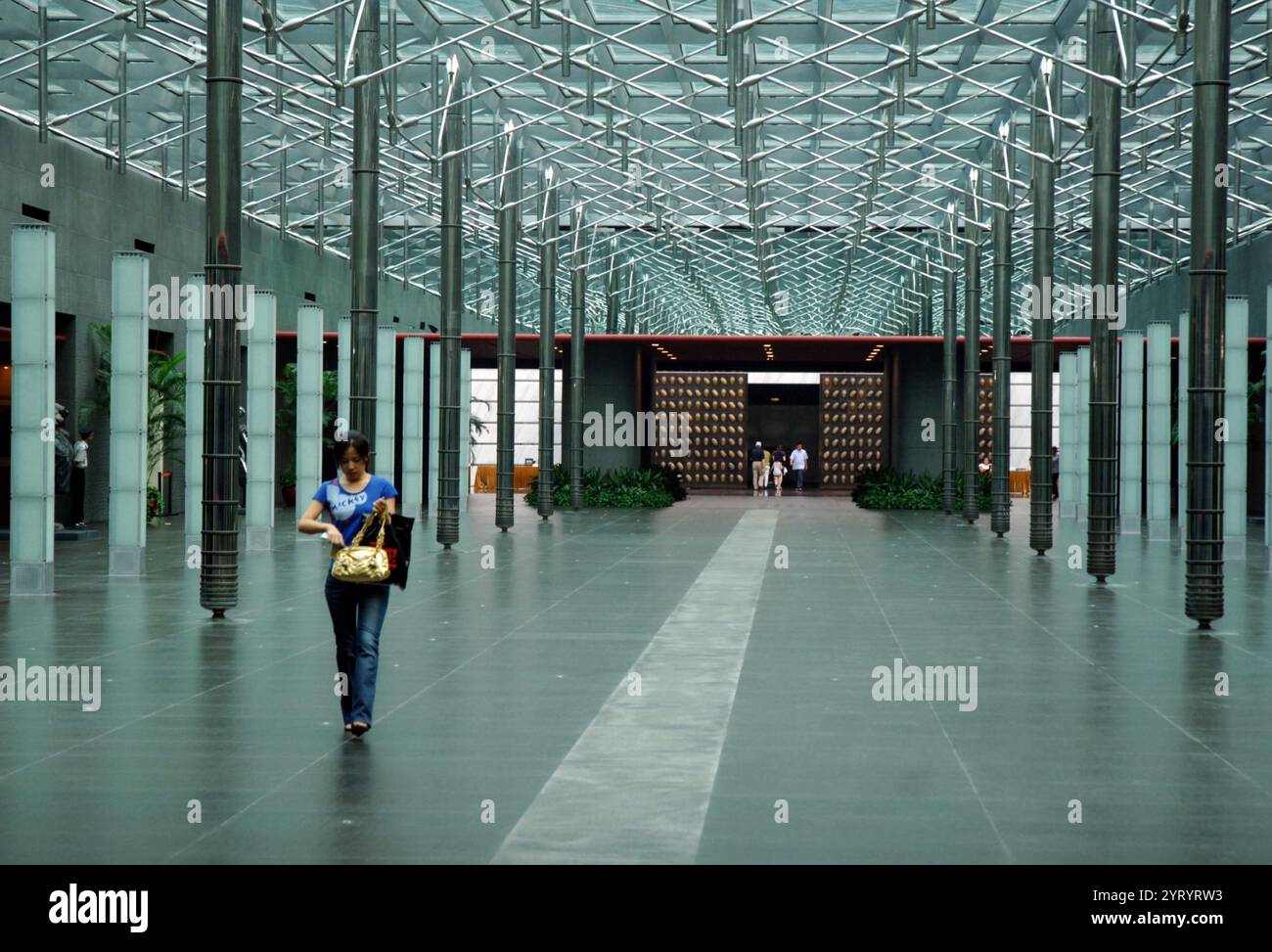 Il National Centre for the Performing Arts (National Grand Theatre) di Pechino, Repubblica Popolare Cinese. Progettato dall'architetto francese Paul Andreu, l'NCPA è il più grande complesso teatrale in Asia. 2008 Foto Stock