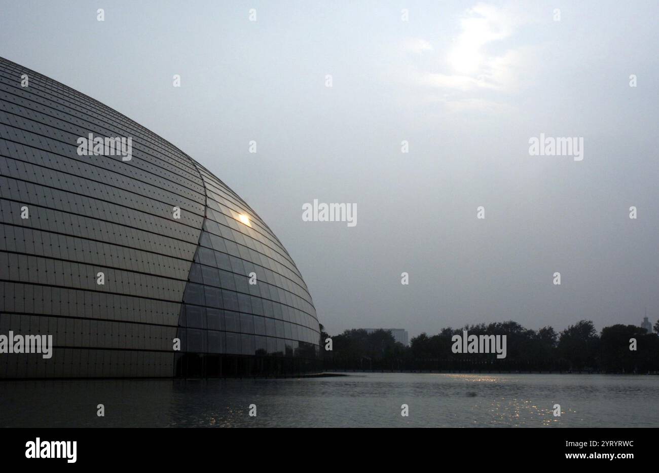 Il National Centre for the Performing Arts (National Grand Theatre) di Pechino, Repubblica Popolare Cinese. Progettato dall'architetto francese Paul Andreu, l'NCPA è il più grande complesso teatrale in Asia. 2008 Foto Stock