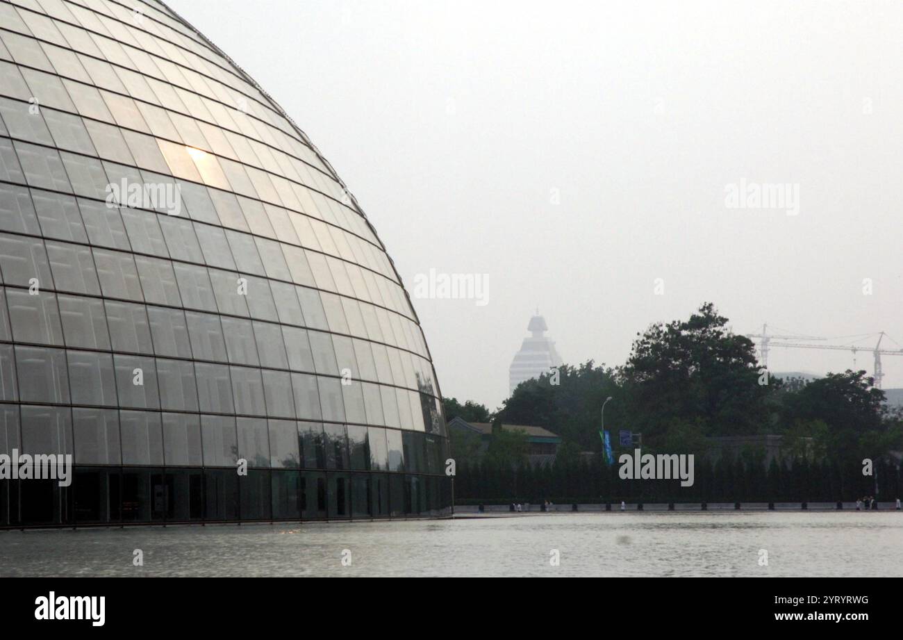 Il National Centre for the Performing Arts (National Grand Theatre) di Pechino, Repubblica Popolare Cinese. Progettato dall'architetto francese Paul Andreu, l'NCPA è il più grande complesso teatrale in Asia. 2008 Foto Stock