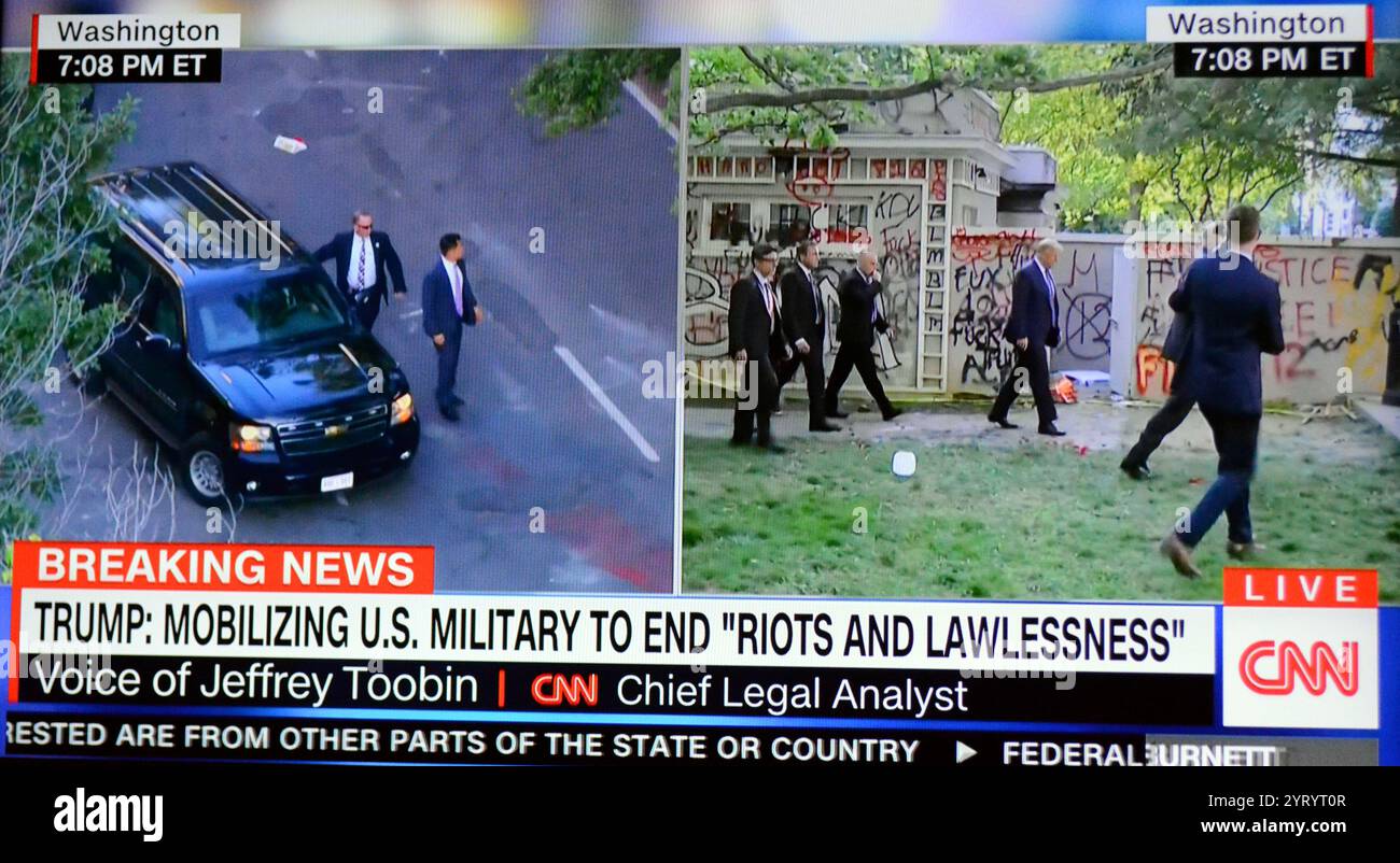 Copertura mediatica STATUNITENSE: Il 1° giugno 2020, in mezzo alle proteste di George Floyd a Washington, D.C., la polizia e le truppe della Guardia Nazionale usarono gas lacrimogeni e altre tattiche di controllo sommossa per liberare con forza i manifestanti pacifici da Lafayette Square e le strade circostanti, creando un percorso per il presidente Donald Trump e gli alti funzionari dell'amministrazione per camminare dalla Casa Bianca alla Chiesa Episcopale di St. John. Trump ha tenuto una Bibbia e ha posato per una foto davanti ad Ashburton House (la casa parrocchiale della chiesa), che era stata danneggiata da un incendio durante le proteste la notte prima Foto Stock