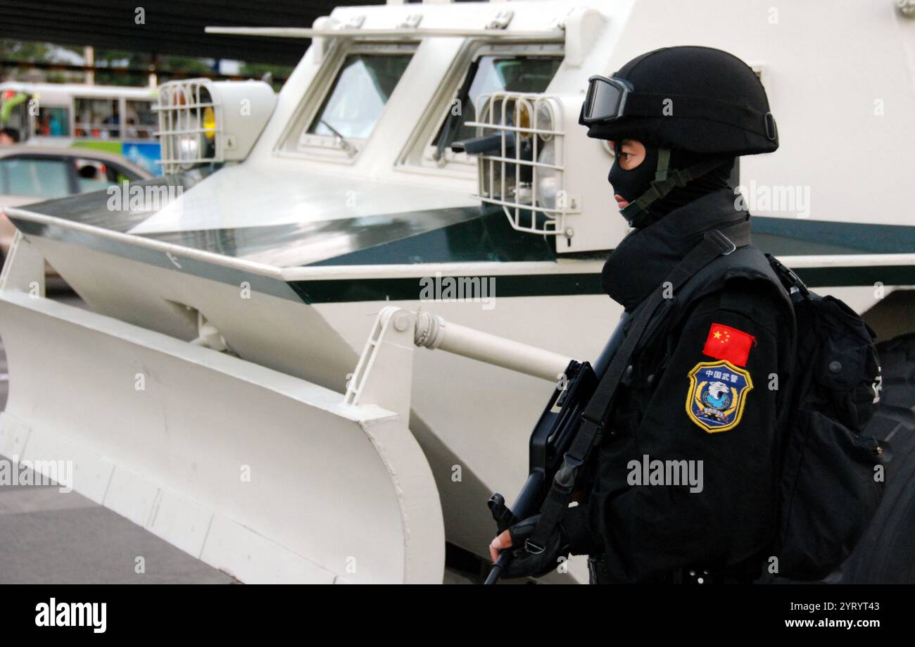 Sicurezza a Pechino durante le celebrazioni della giornata Nazionale 2019. Snow Leopard Commando Unit (Snow Wolf Commando Unit), un'unità tattica di polizia della Repubblica Popolare Cinese sotto la polizia armata popolare. Ha il compito di contrastare il terrorismo, controllare le sommosse e altri compiti speciali come l'anti-dirottamento e lo smaltimento delle bombe Foto Stock