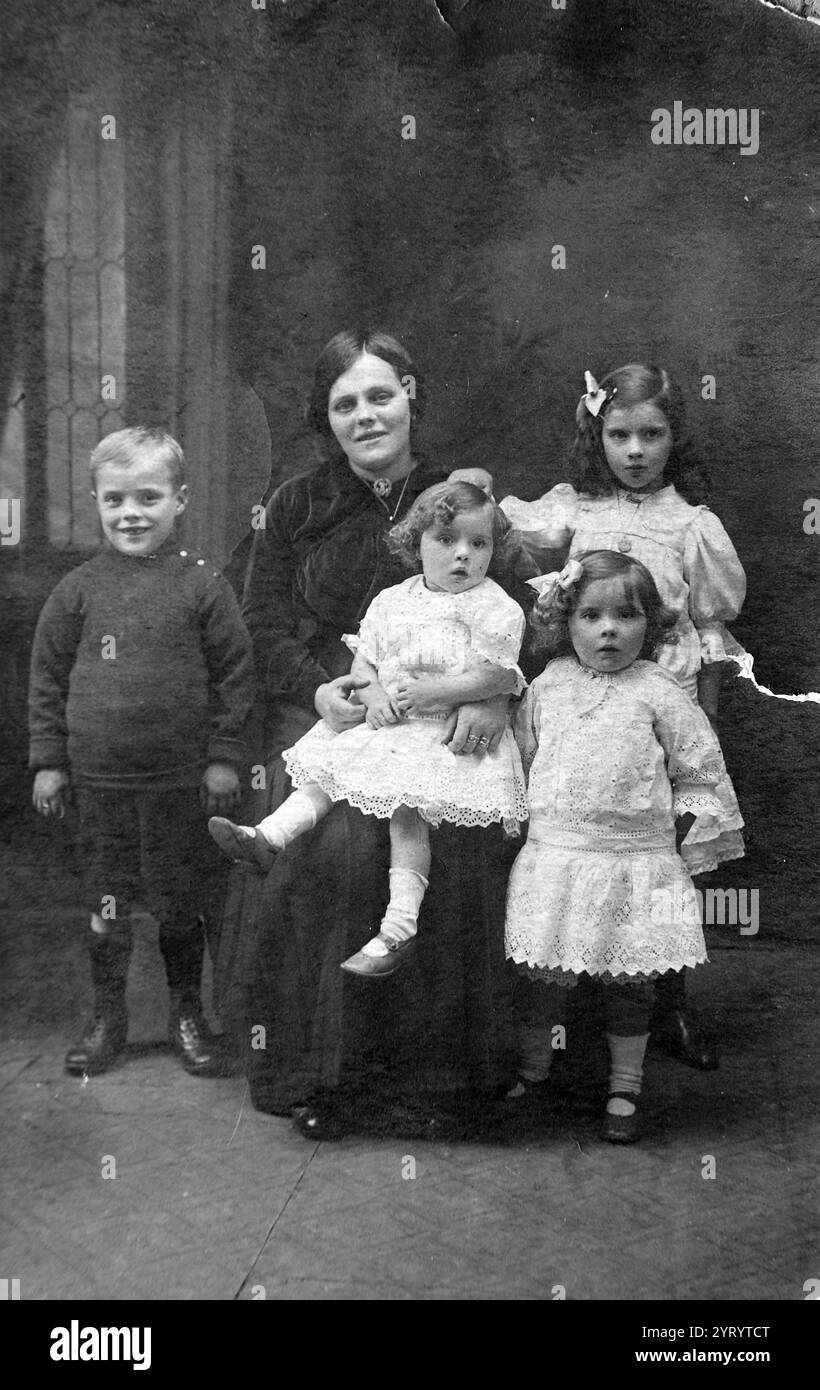 Un ritratto fotografico di famiglia inglese scattato intorno al 1914 Foto Stock