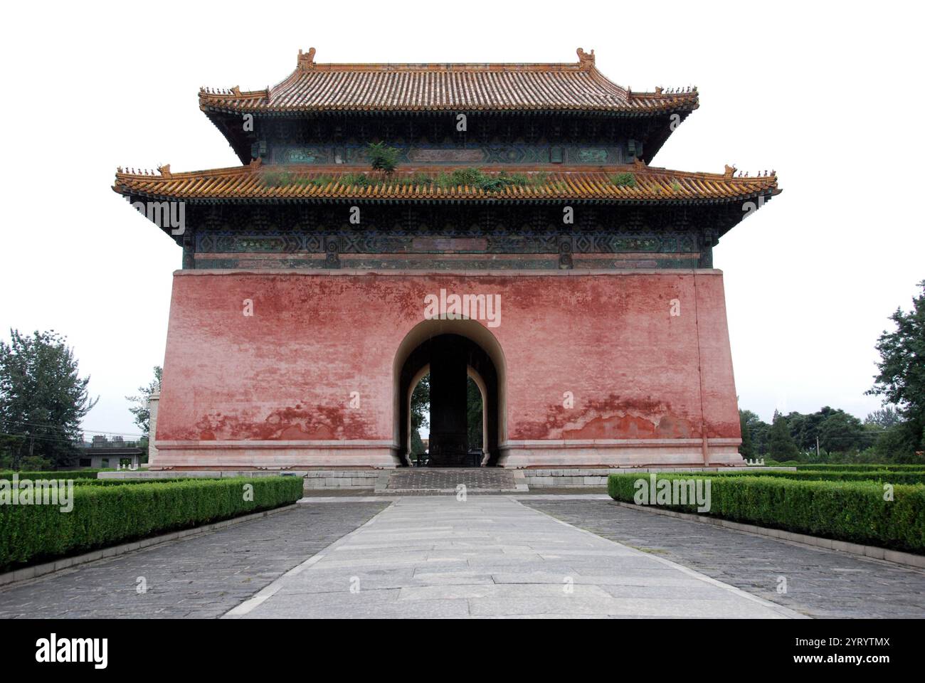 L'imperatore Wanli di Cina, morì nel 1620 e fu sepolto in bare di lacca rossa nel Mausoleo di Dingling tra le tombe Ming alla periferia di Pechino. La camera posteriore e la sala principale del palazzo sotterraneo ospitavano le bare dell'imperatore Wanli e delle imperatrici Xiaodian e Xiaojing (imperatrici Wang). Poste intorno alle tre bare c'erano altre ventisei casse laccate rosse di legno nanmu riempite di oggetti sacrificali e pezzi di giada. Foto Stock