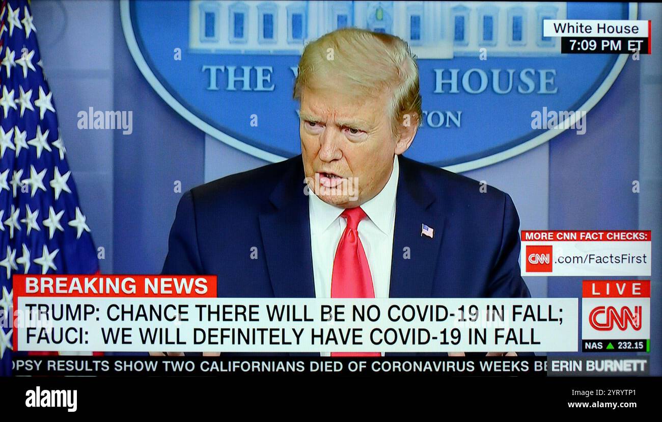 Copertura televisiva STATUNITENSE: Il presidente AMERICANO Donald Trump parla alla stampa durante la pandemia del Corona virus. 24 aprile 2020. La pandemia di COVID-19 ha raggiunto gli Stati Uniti nel gennaio 2020. Alla fine di marzo, i casi si erano verificati in tutti i 50 stati degli stati Uniti. A partire dal 24 giugno 2020, gli Stati Uniti hanno avuto i casi attivi e morti più confermati al mondo Foto Stock