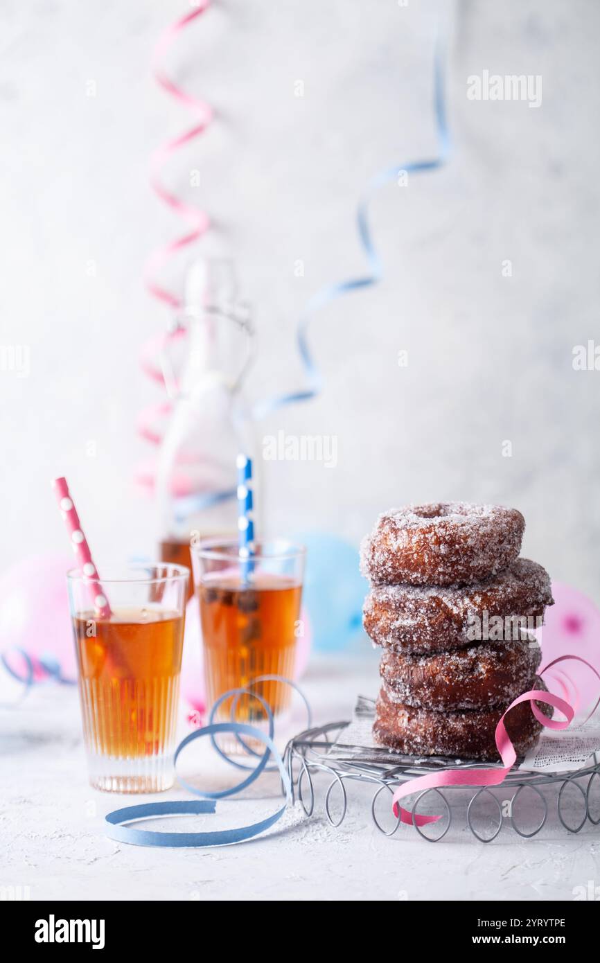 Cibo e bevande tradizionali per la celebrazione finlandese del vappu Foto Stock