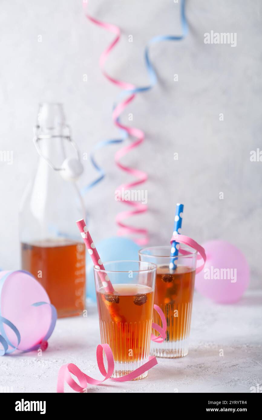 Cibo e bevande tradizionali per la celebrazione finlandese del vappu Foto Stock