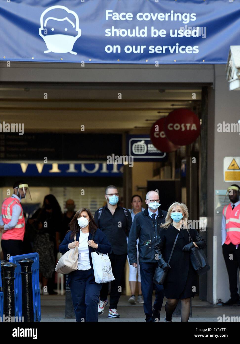 Maschera indossata sui treni e sugli autobus della metropolitana di Londra durante l'epidemia del virus Corona. 15 giugno 2020 Foto Stock