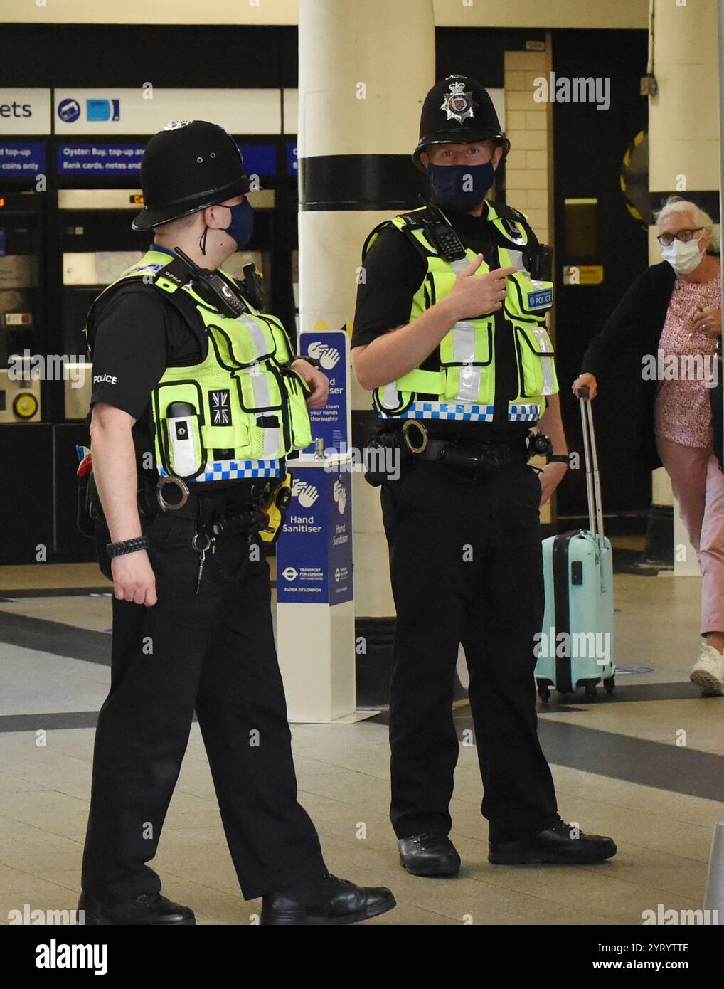 La polizia indossa le maschere a Londra, durante l'epidemia del virus Corona. 15 giugno 2020 Foto Stock