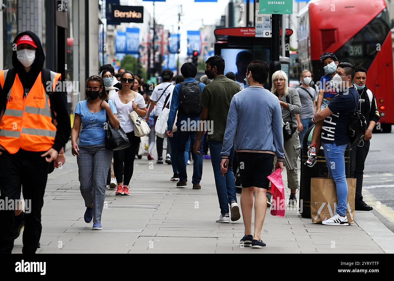 Le maschere sono ampiamente indossate come Lockdown è allentato a Londra, durante l'epidemia di Corona virus. 15 giugno 2020 Foto Stock