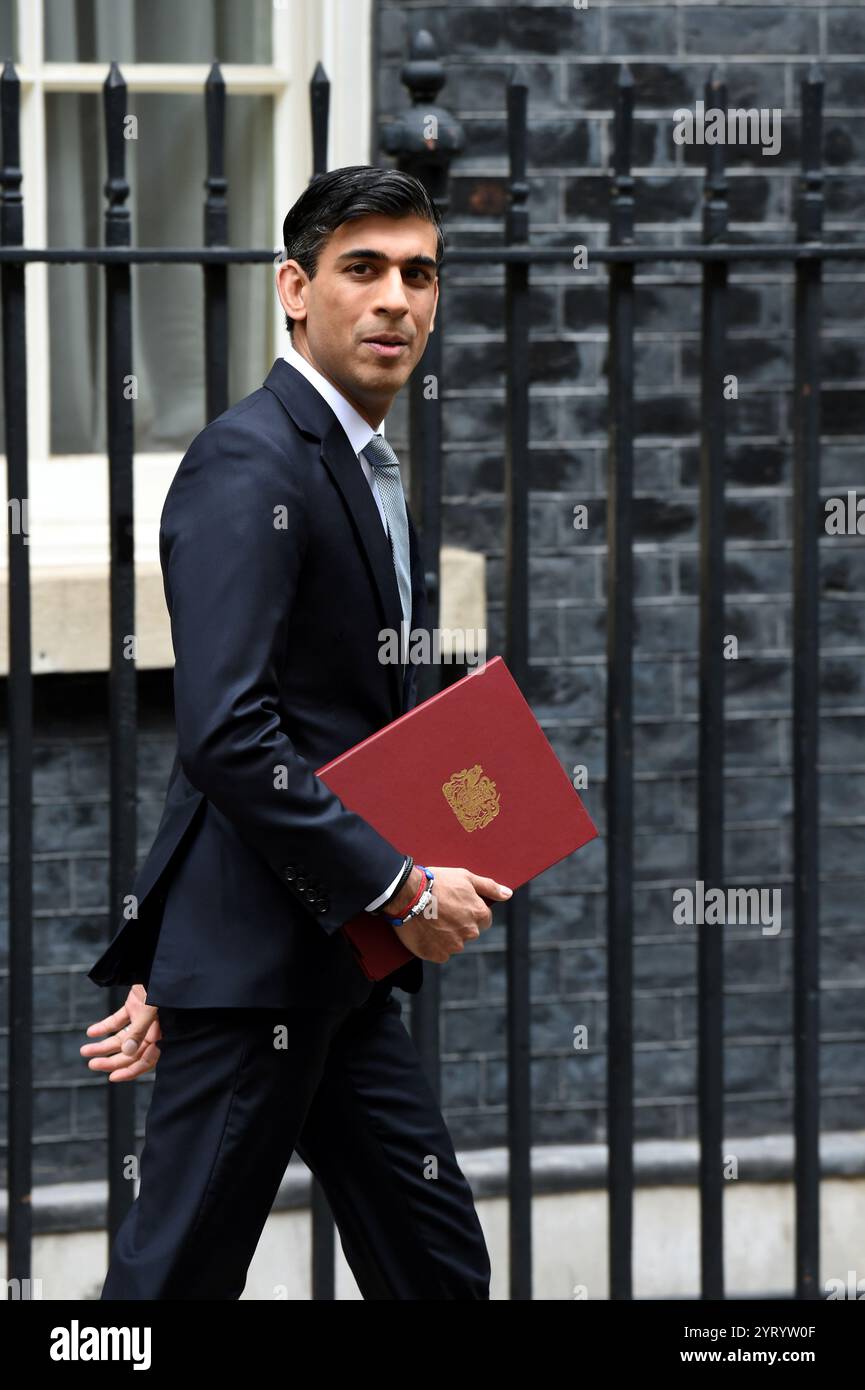 Rishi Sunak, Cancelliere dello Scacchiere, lascia Downing Street, Londra, al n. 11, mentre si dirige verso il parlamento britannico per fornire un aggiornamento economico estivo in mezzo alla pandemia di COVID-19. Rishi Sunak (12 maggio 1980) è un politico britannico, Cancelliere dello Scacchiere dal febbraio 2020. Membro del Partito Conservatore, in precedenza è stato Segretario capo del Tesoro. 8 luglio 2020 Foto Stock
