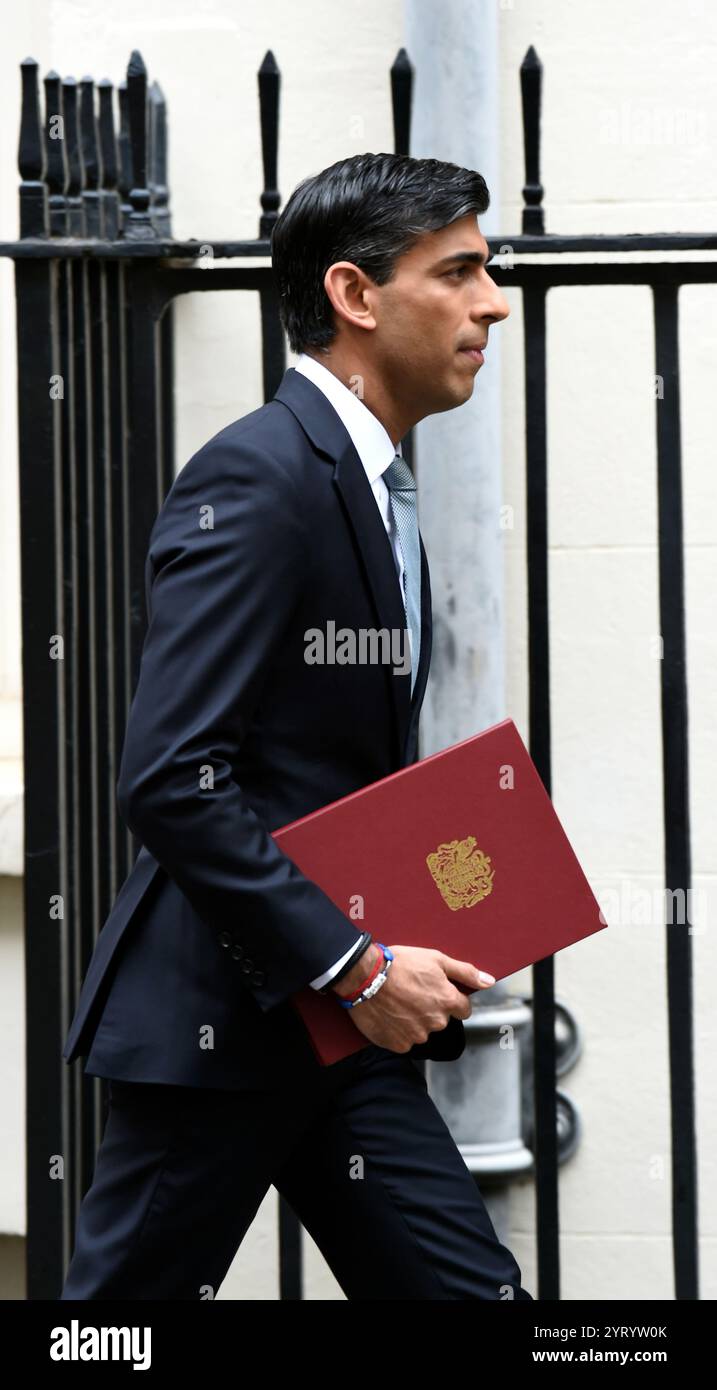 Rishi Sunak, Cancelliere dello Scacchiere, lascia Downing Street, Londra, al n. 11, mentre si dirige verso il parlamento britannico per fornire un aggiornamento economico estivo in mezzo alla pandemia di COVID-19. Rishi Sunak (12 maggio 1980) è un politico britannico, Cancelliere dello Scacchiere dal febbraio 2020. Membro del Partito Conservatore, in precedenza è stato Segretario capo del Tesoro. 8 luglio 2020 Foto Stock