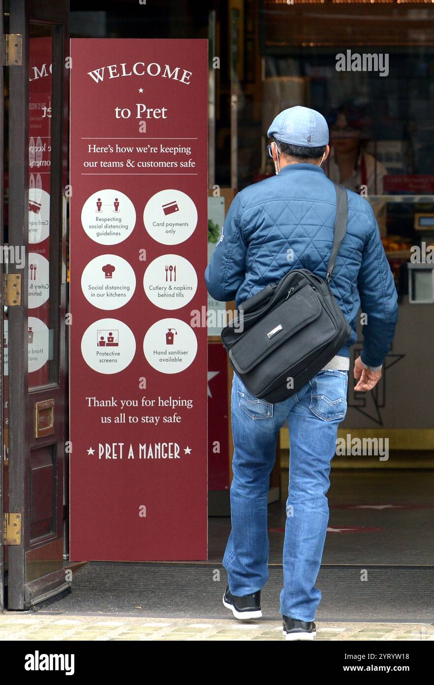 Pret a Manger food shop riapre in Inghilterra, dopo che le normative di Lockdown sono state allentate durante la pandemia di Covid-19. 8 luglio 2020 Foto Stock