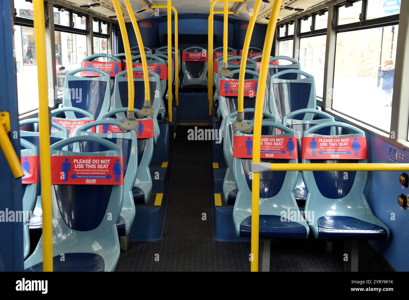 Segnali di distanziamento sociale in Inghilterra, dopo che le normative di Lockdown sono state allentate durante la pandemia di Covid-19. 4 luglio 2020 Foto Stock