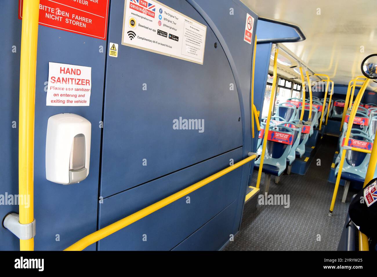 Segnali di distanziamento sociale in Inghilterra, dopo che le normative di Lockdown sono state allentate durante la pandemia di Covid-19. 4 luglio 2020 Foto Stock