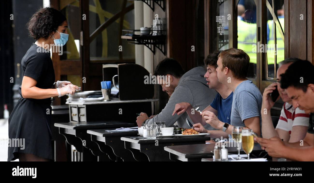 Ristoranti bar e pub riaprirono a Londra, mentre i regolamenti di Lockdown sono rilassati, per altri settori dell'economia, durante la pandemia di Covid-19. 4 luglio 2020 Foto Stock