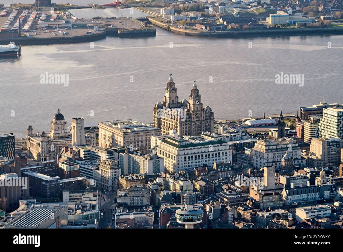 Una vista aerea del centro di Liverpool e del lungomare, ripresa dal retro, Merseyside, Inghilterra nord-occidentale, Regno Unito Foto Stock