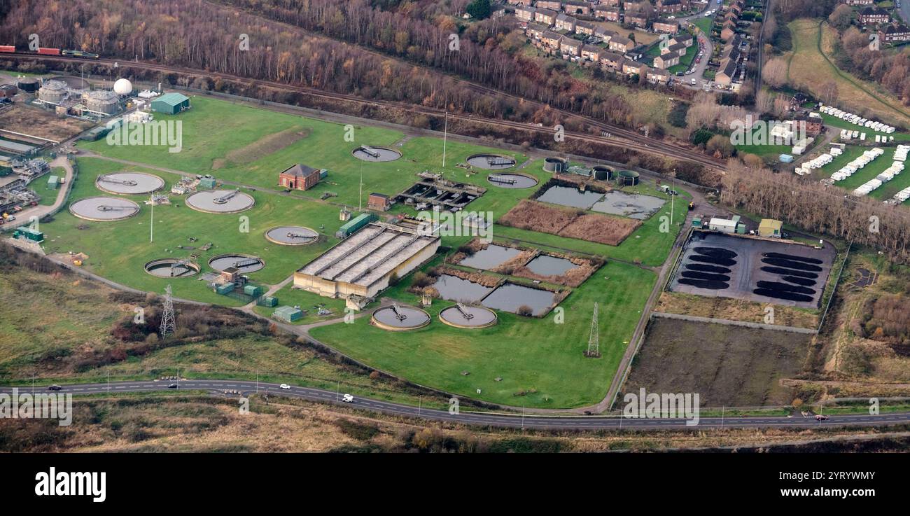 Vista aerea dell'impianto di trattamento delle acque e delle fognature di Calder vale, Wakefield, West Yorkshire, Inghilterra settentrionale, Regno Unito Foto Stock