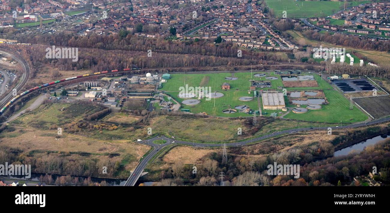 Vista aerea dell'impianto di trattamento delle acque e delle fognature di Calder vale, Wakefield, West Yorkshire, Inghilterra settentrionale, Regno Unito Foto Stock