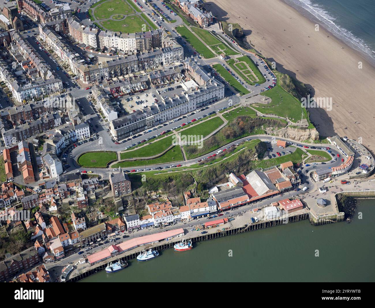 Un colpo di droni del porto a Whitby, costa orientale del North Yorkshire, Inghilterra settentrionale, Regno Unito Foto Stock
