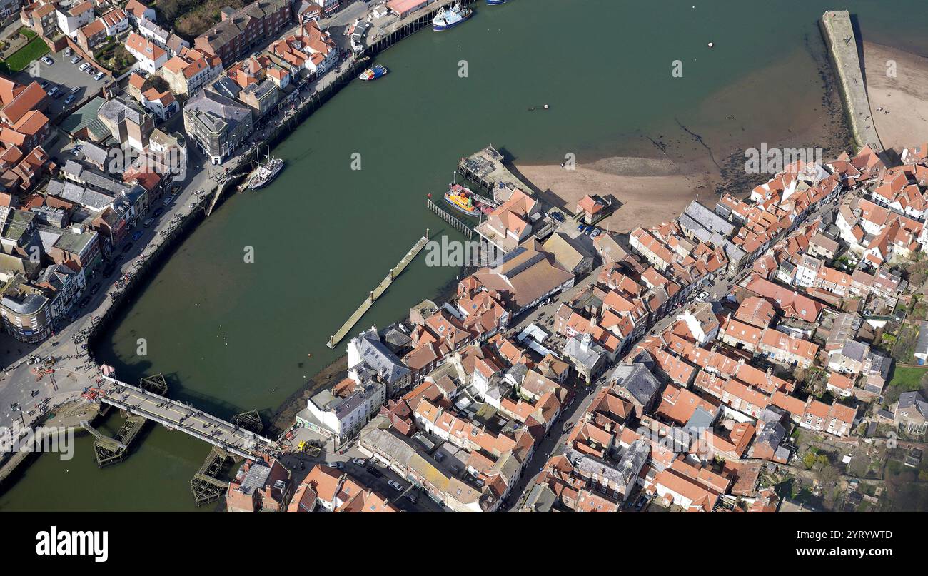 Un colpo di droni del porto a Whitby, costa orientale del North Yorkshire, Inghilterra settentrionale, Regno Unito Foto Stock