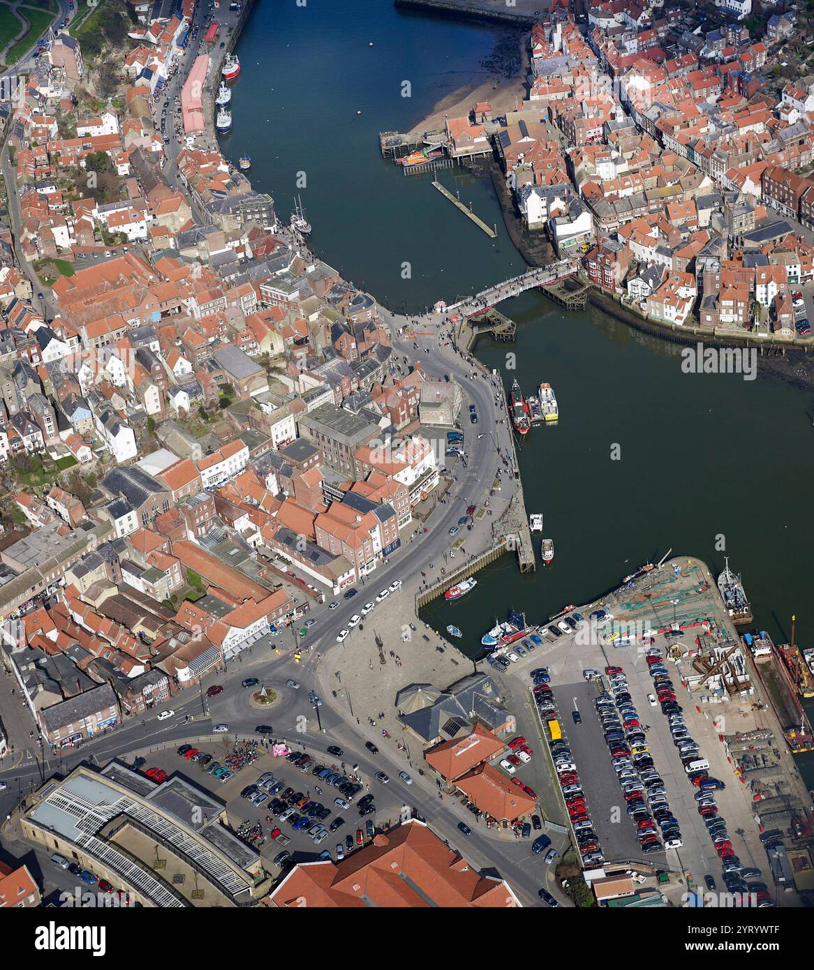 Un colpo di droni del porto a Whitby, costa orientale del North Yorkshire, Inghilterra settentrionale, Regno Unito Foto Stock