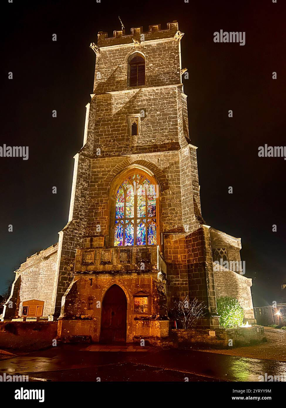 Torre illuminata e vetrata della chiesa di Lady St Mary, Wareham. Possibile sito di sepoltura di Beorhtric, re del Wessex. Wareham, Dorset, Regno Unito Foto Stock