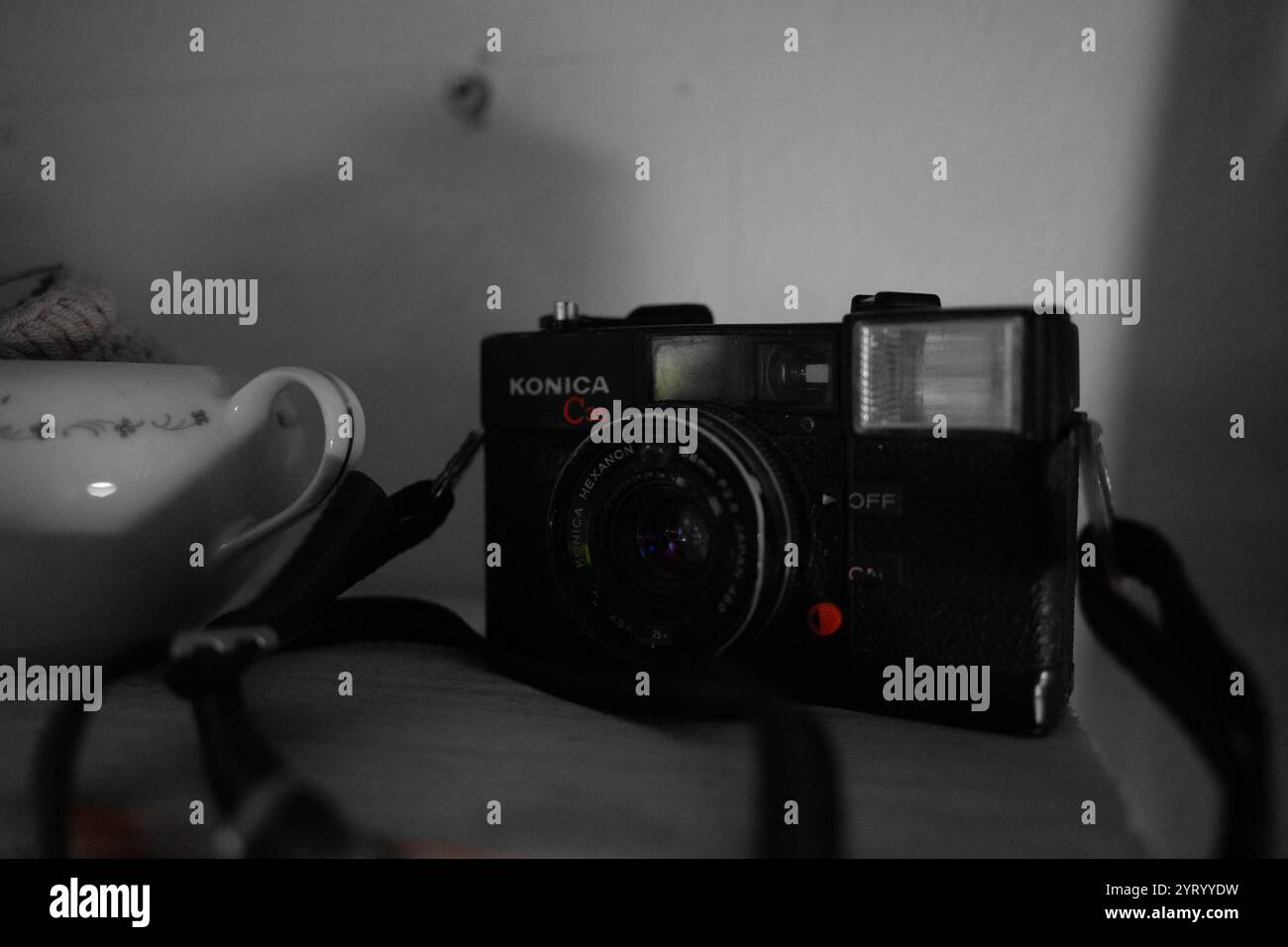 Fotocamera retrò su uno scaffale in una caffetteria in bianco e nero Foto Stock