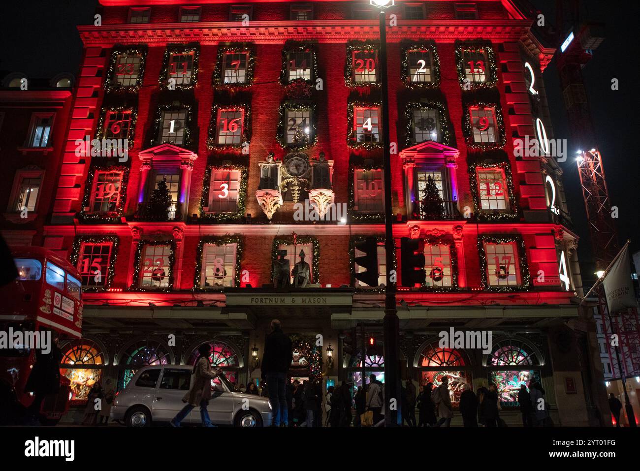 Londra, Regno Unito. 4 dicembre 2024. La gente cammina fuori dall'edificio Fortnum & Mason, decorato come un calendario dell'avvento sulla Piccadilly a Londra. Londra, capitale britannica, è molto famosa in tutto il mondo per le sue luci di Natale, i mercati e gli edifici iconici. Molti edifici sono decorati in modo molto elegante. (Foto di Krisztian Elek/SOPA Images/Sipa USA) credito: SIPA USA/Alamy Live News Foto Stock