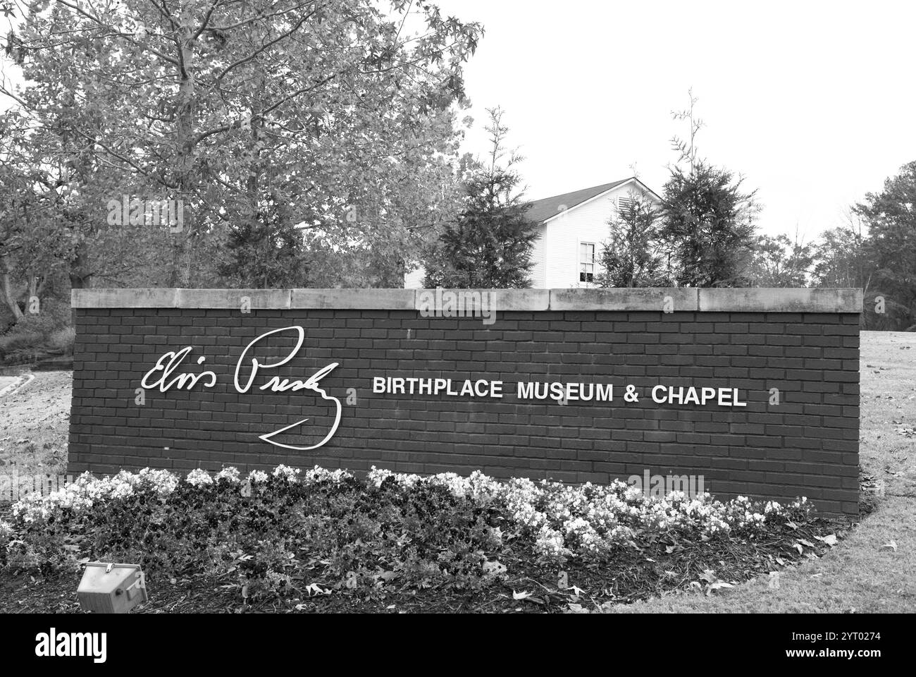 Cartello d'ingresso al museo e cappella Elvis Presley Birthplace di Tupelo, Mississippi, USA, in onore del re del Rock and Roll. Foto Stock