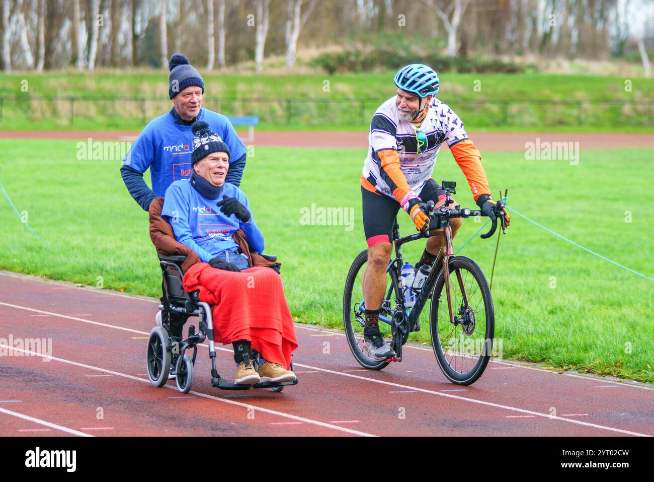 Giovedì 5 dicembre 2024 Hull East Yorkshire, Regno Unito. Kevin Sinfield continua la sua sfida di raccolta fondi per l'organizzazione benefica MND, partendo dall'ippodromo di Beverley alle 07:00, e terminando allo stadio di atletica Costello, Hull, entro le 14:30. Ogni giorno è suddiviso in blocchi di 7 km, il numero 7 in riconoscimento del suo amico ed ex compagno di squadra Rob Burrow, che lo indossò durante la sua brillante carriera al Leeds Rhinos. Il team cercherà di completare ogni 7 km entro un'ora. NELLA FOTO: Correre per un chilometro in più. Bridget Catterall/AlamyLiveNews Foto Stock