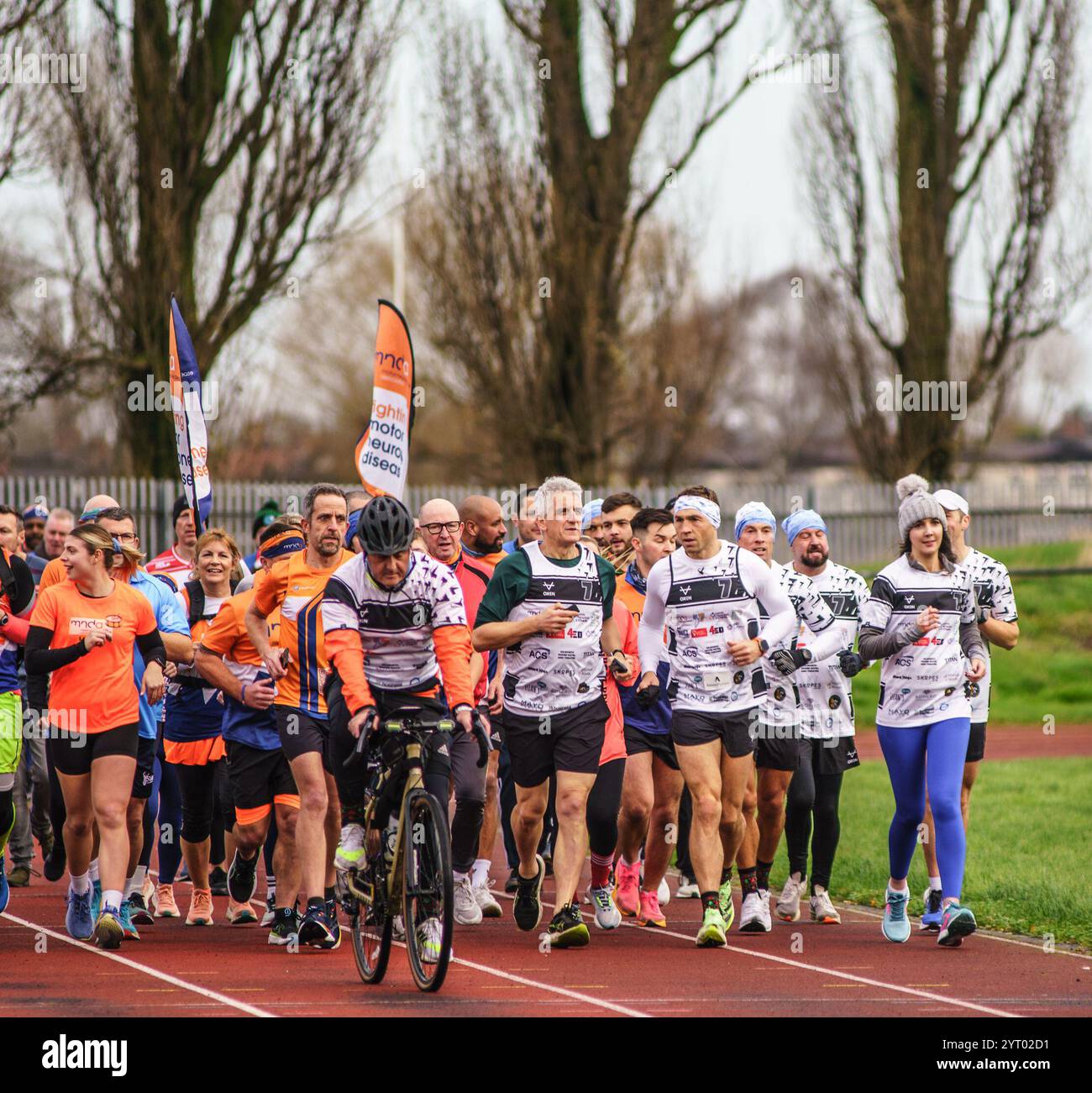 Giovedì 5 dicembre 2024 Hull, East Yorkshire, Regno Unito. Kevin Sinfield continua la sua sfida di raccolta fondi per l'organizzazione benefica MND, partendo dall'ippodromo di Beverley alle 07:00, e terminando allo stadio di atletica Costello, Hull, entro le 14:30. Ogni giorno è suddiviso in blocchi di 7 km, il numero 7 in riconoscimento del suo amico ed ex compagno di squadra Rob Burrow, che lo indossò durante la sua brillante carriera al Leeds Rhinos. Il team cercherà di completare ogni 7 km entro un'ora. NELLA FOTO: Correre il miglio extra Bridget Catterall/AlamyLiveNews Foto Stock