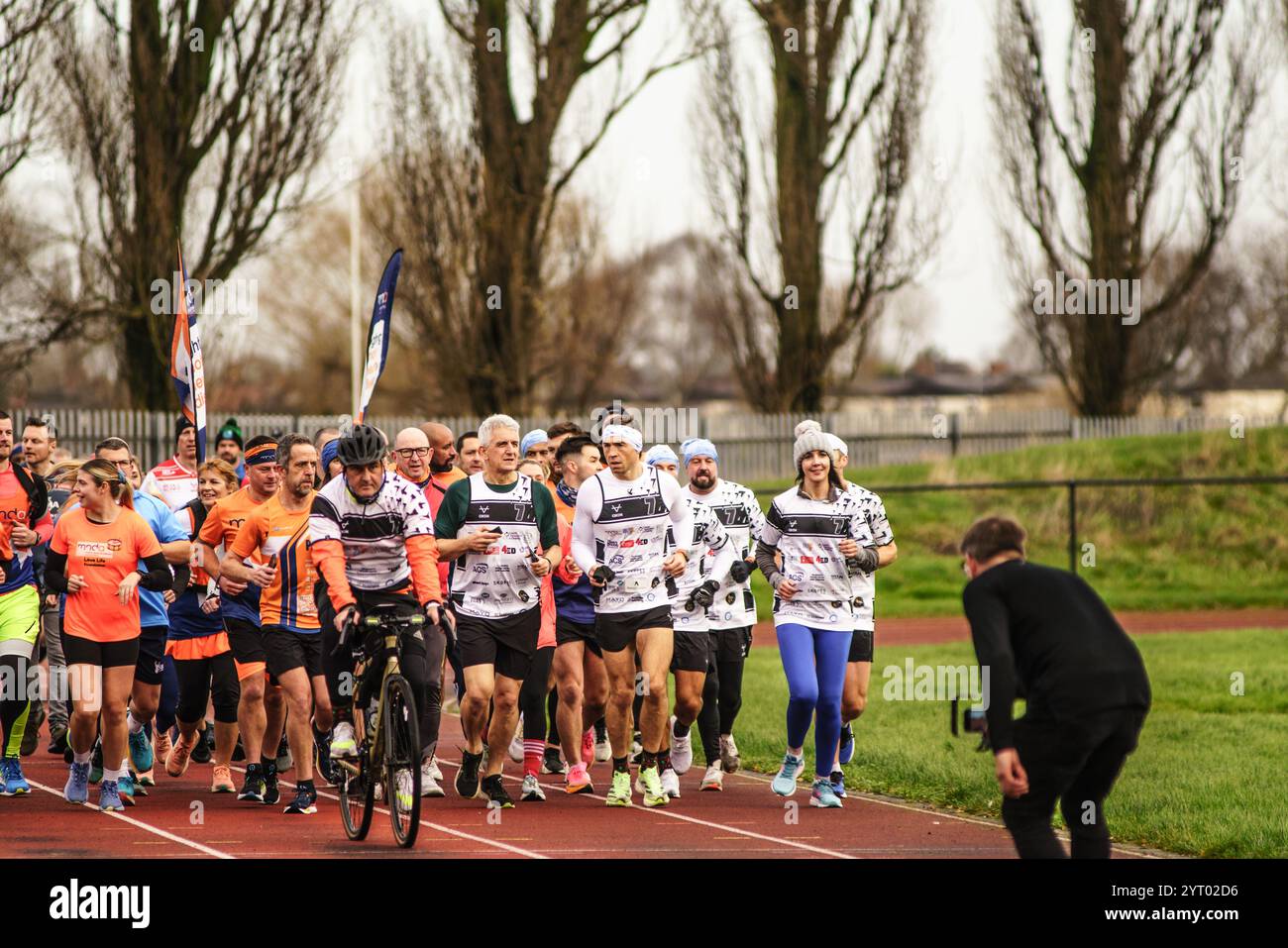 Giovedì 5 dicembre 2024 Hull East Yorkshire, Regno Unito. Kevin Sinfield continua la sua sfida di raccolta fondi per l'organizzazione benefica MND, partendo dall'ippodromo di Beverley alle 07:00, e terminando allo stadio di atletica Costello, Hull, entro le 14:30. Ogni giorno è suddiviso in blocchi di 7 km, il numero 7 in riconoscimento del suo amico ed ex compagno di squadra Rob Burrow, che lo indossò durante la sua brillante carriera al Leeds Rhinos. Il team cercherà di completare ogni 7 km entro un'ora. NELLA FOTO: Correre il miglio extra Bridget Catterall/AlamyLiveNews Foto Stock