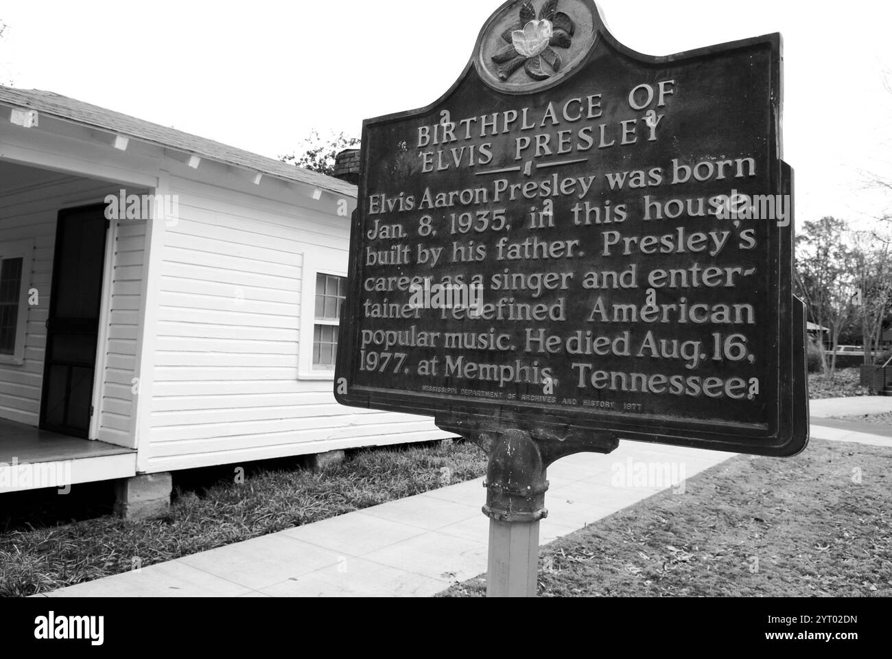 Cartello informativo nella casa d'infanzia di Elvis Presley a Tupelo, Mississippi, USA, che segna il luogo di nascita del Re del Rock 'n' Roll. Foto Stock