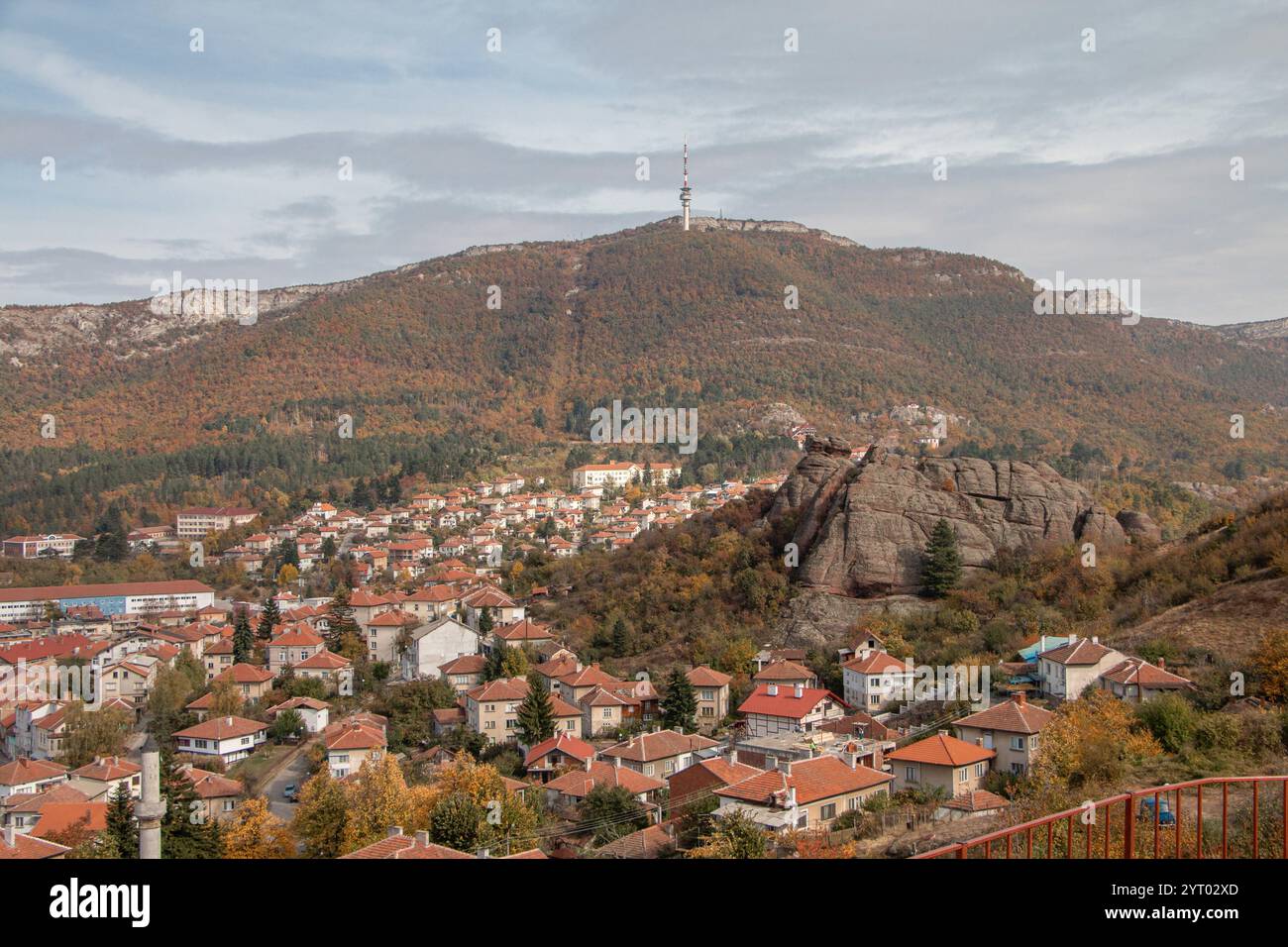 Belogradchik, una pittoresca cittadina bulgara ai piedi dei Balcani, circondata da formazioni rocciose uniche e da vibranti paesaggi autunnali. Foto Stock