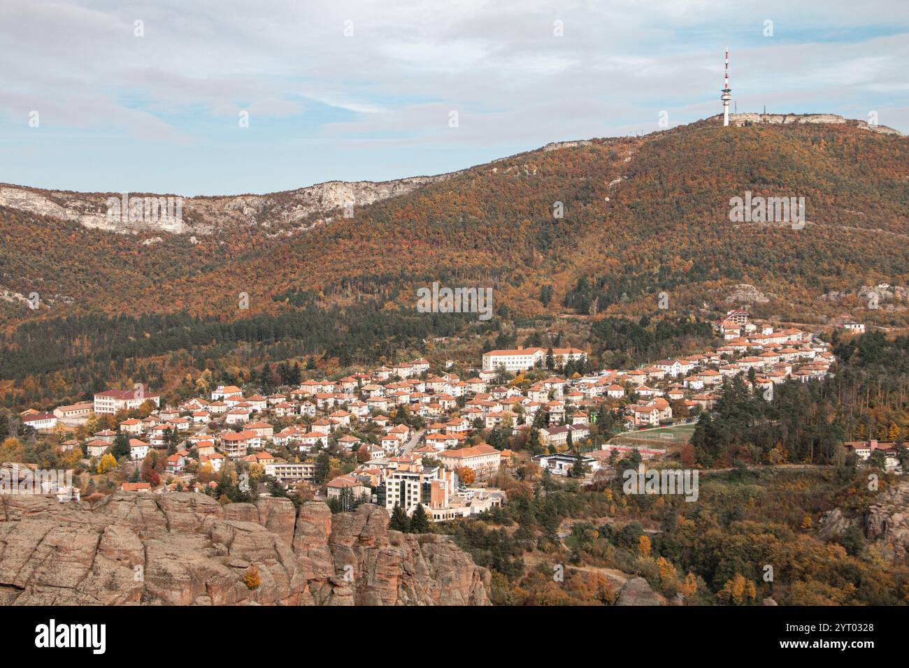 Belogradchik, una pittoresca cittadina bulgara ai piedi dei Balcani, circondata da formazioni rocciose uniche e da vibranti paesaggi autunnali. Foto Stock