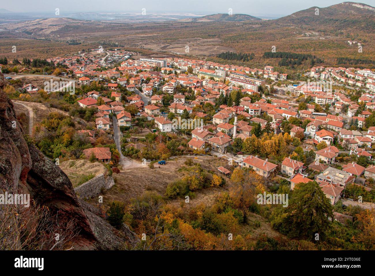Belogradchik, una pittoresca cittadina bulgara ai piedi dei Balcani, circondata da formazioni rocciose uniche e da vibranti paesaggi autunnali. Foto Stock